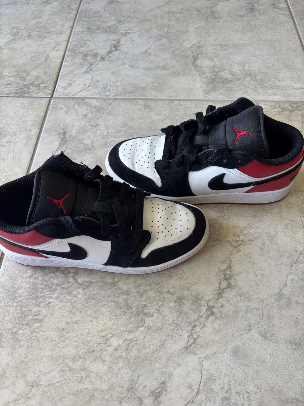 Jordan Kids Low-Top Sneakers in Black, White and Red